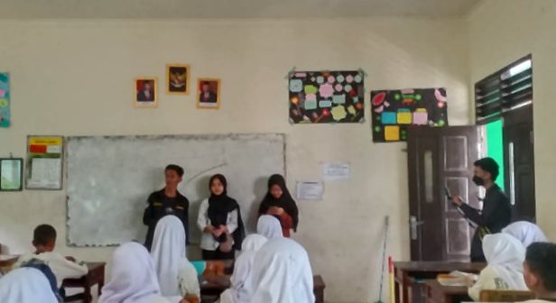 SOPIR MBG Bawa Perkalian ke Kelas dengan Kardus Pintar