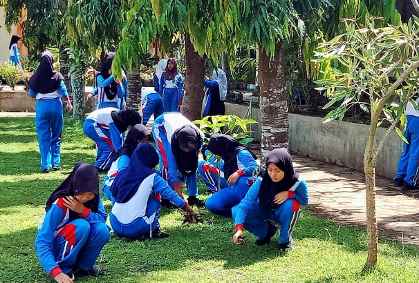BII Tanamkan Budaya Bersih lewat Kerja Bakti Rutin di SD Negeri 13 Ulu Musi