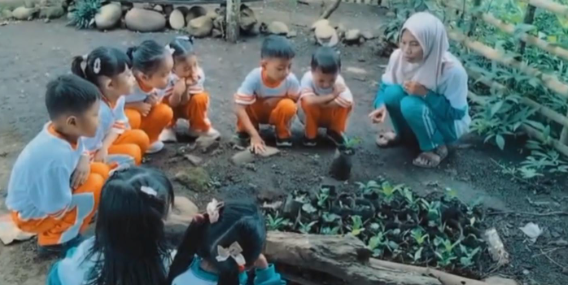 CINTA POHON Ajak Anak PAUD Muara Keban Belajar Menanam dan Merawat Lingkungan