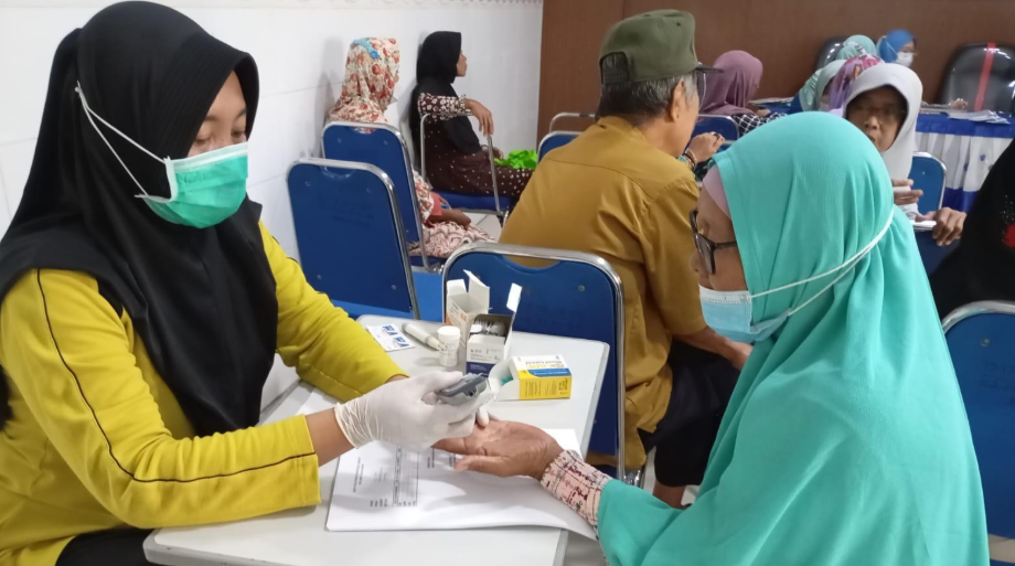 Tape Ketan, Terapi Akupresur untuk Kendalikan Tensi dan Gula Darah di Puskesmas Kedungpring