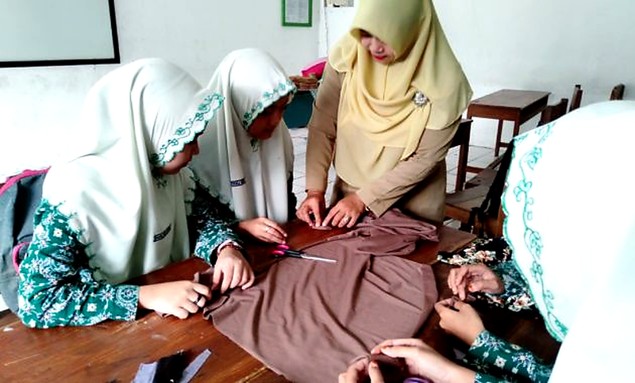UPTEX Sulap Limbah Tekstil Menjadi Karya Bernilai Guna di SD Negeri 2 Pendopo