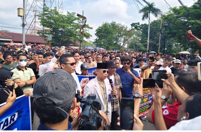 Ribuan Penyuling Minyak Muba Kepung Kantor Bupati, Tuntut Pencabutan SPRIN dan Ancam Menginap